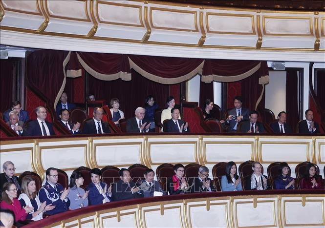 Chủ tịch nước Võ Văn Thưởng và Phu nhân, Tổng thống CHLB Đức Frank-Walter Steinmeier và Phu nhân cùng đại biểu hai nước xem chương trình biểu diễn nghệ thuật. Ảnh: Thống Nhất/TTXVN
