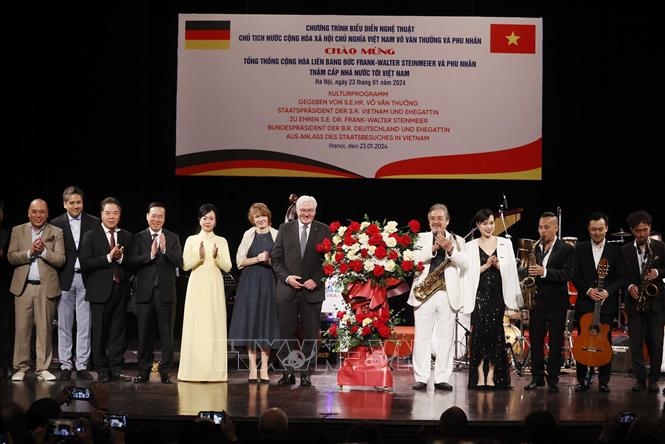 Chủ tịch nước Võ Văn Thưởng và Phu nhân cùng Tổng thống Đức Frank-Walter Steinmeier và Phu nhân tặng hoa cho các nghệ sỹ. Ảnh: Thống Nhất/TTXVN