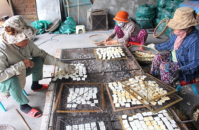 Làng người cao tuổi làm bánh khô mè