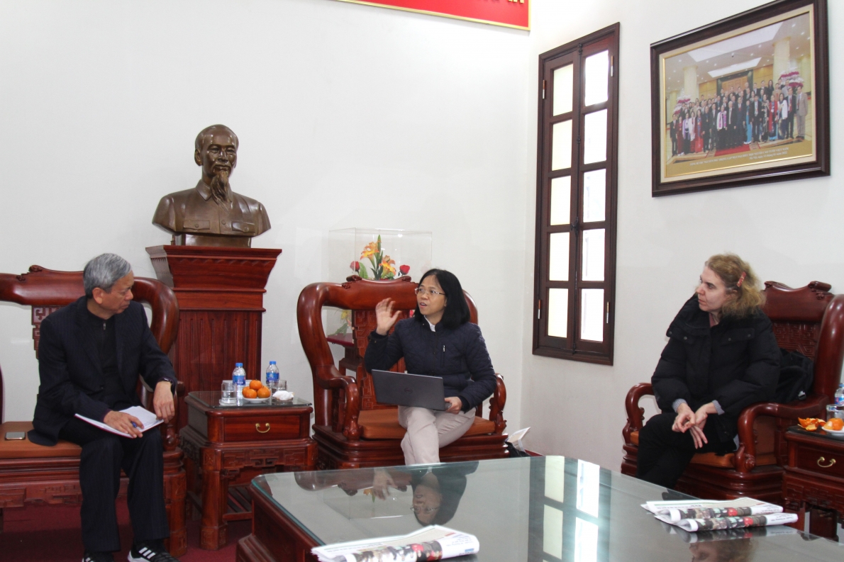 Bà Trần Bích Thủy chia sẻ kinh nghiệm hoạt động tổ chức Hội NCT ở một số quốc gia trên thế giới