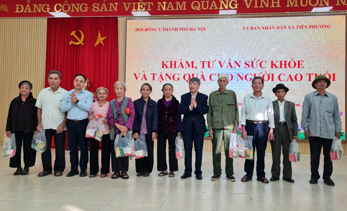 Hội Đông y TP, chính quyền địa phương và Công ty CP Đông Tây y Trường Xuân tặng quà NCT xã Tiên Phương, huyện Chương Mỹ, TP Hà Nội
