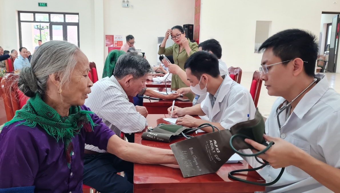 Hội Đông y TPHà Nội khám bệnh cho NCT xã Tiên Phương, huyện Chương Mỹ, Hà Nội