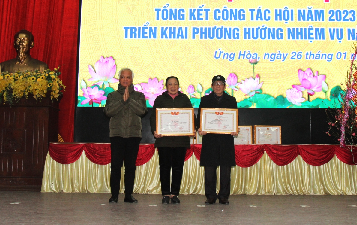 Trao Bằng khen Trung ương Hội cho tập thể, cá nhân xuất sắc