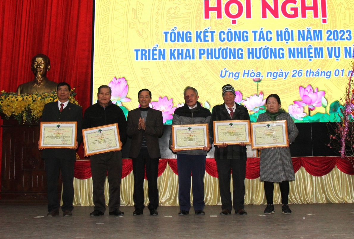 Trao Giấy khen của Hội NCT TP Hà Nội cho các tập thể, cá nhân xuất sắc huyện Ứng Hòa