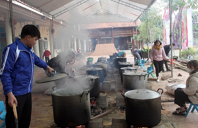 Gói 2.000 chiếc bánh chưng tặng trò nghèo dịp Tết ở Thanh Hóa