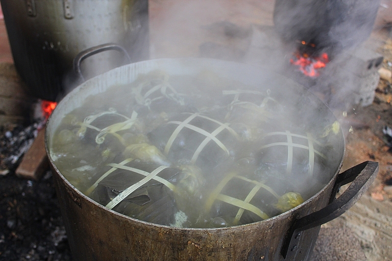 Gói 2.000 chiếc bánh chưng tặng trò nghèo dịp Tết ở Thanh Hóa