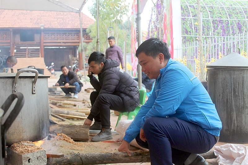 Gói 2.000 chiếc bánh chưng tặng trò nghèo dịp Tết ở Thanh Hóa