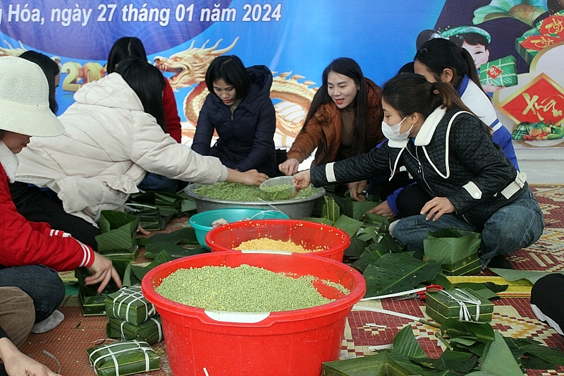 Gói 2.000 chiếc bánh chưng tặng trò nghèo dịp Tết ở Thanh Hóa