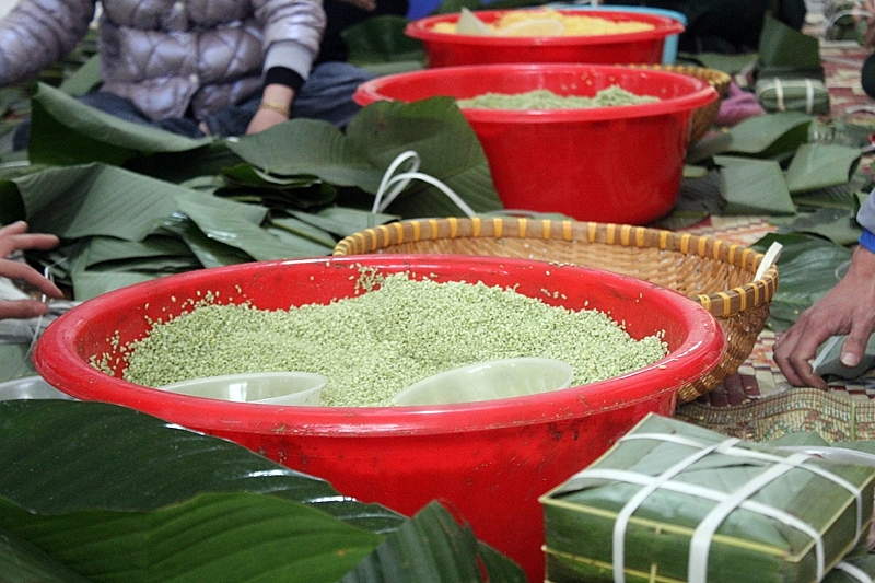 Gói 2.000 chiếc bánh chưng tặng trò nghèo dịp Tết ở Thanh Hóa