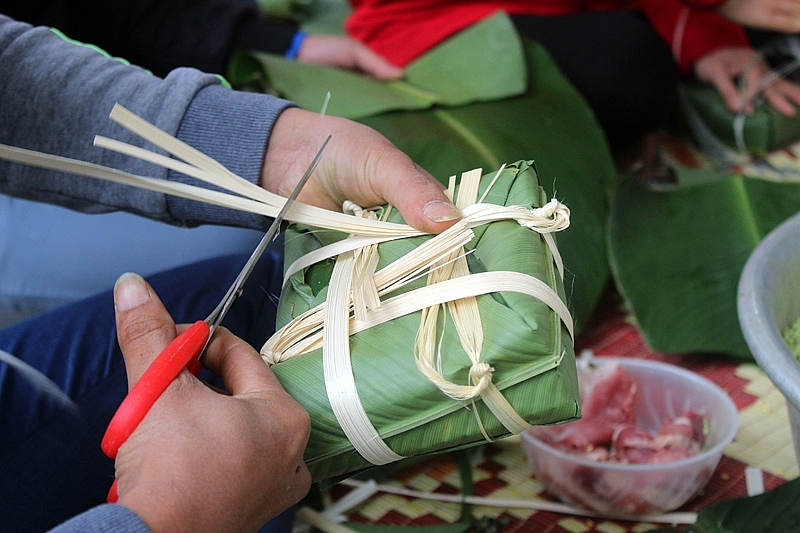 Gói 2.000 chiếc bánh chưng tặng trò nghèo dịp Tết ở Thanh Hóa