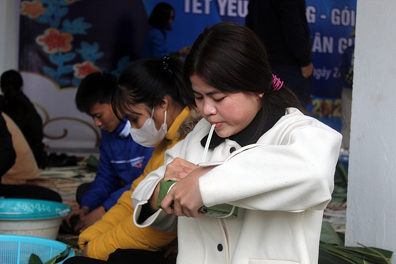 Gói 2.000 chiếc bánh chưng tặng trò nghèo dịp Tết ở Thanh Hóa