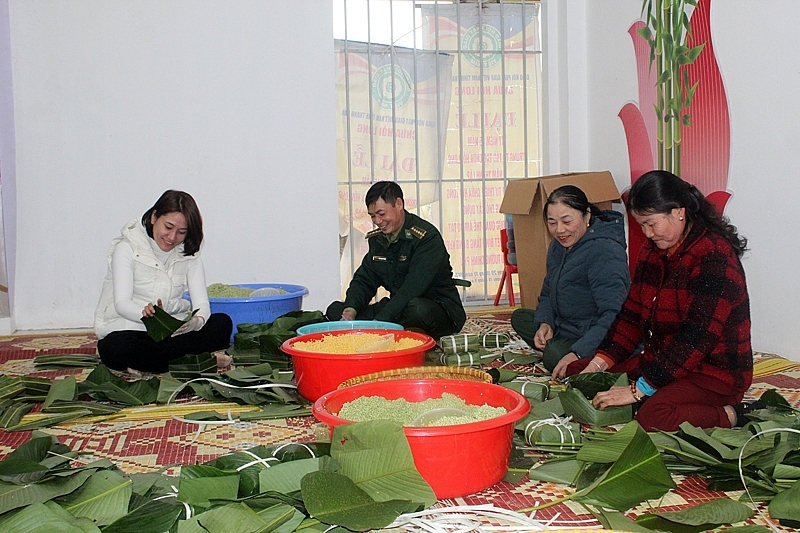 Gói 2.000 chiếc bánh chưng tặng trò nghèo dịp Tết ở Thanh Hóa