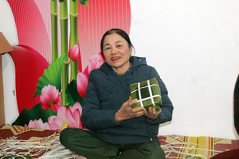 Gói 2.000 chiếc bánh chưng tặng trò nghèo dịp Tết ở Thanh Hóa