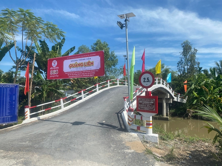 Một chiếc cầu ở vùng xa, do bà Anna Nguyễn Thị Chung và các nhà hảo tâm xây dựng