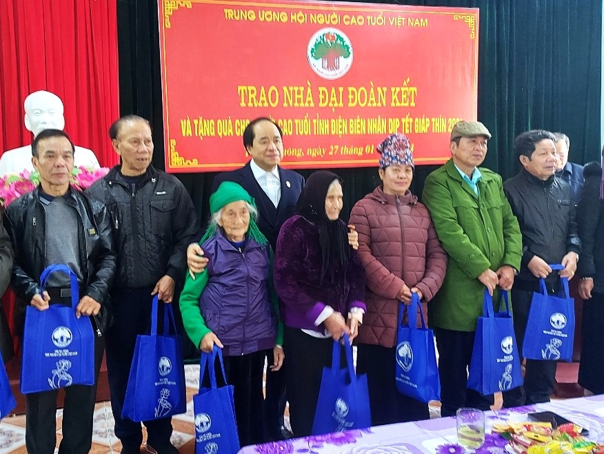 Phó Chủ tịch Trương Xuân Cừ tặng quà NCT nghèo tỉnh Điện Biên nhân dịpTết Nguyên đán Giáp Thìn 2024