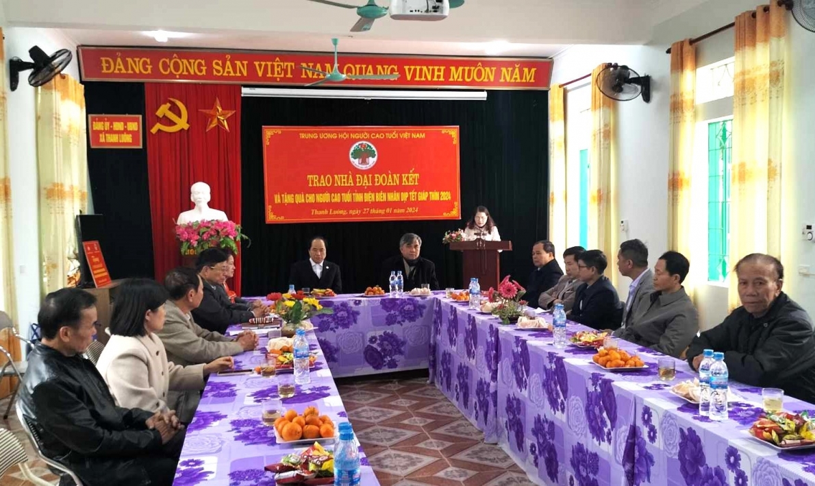 Quang cảnh buổi trao nhà, trao quà cho NCT nghèo tỉnh Điện Biên