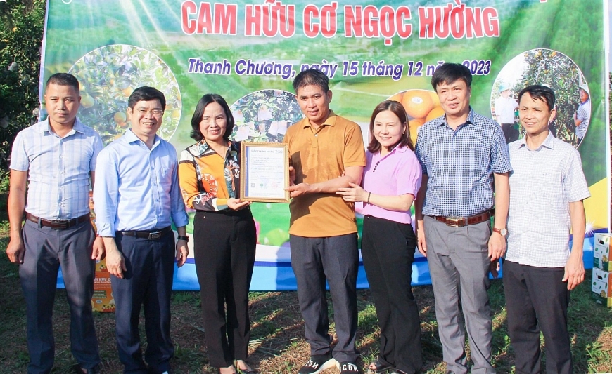 Lãnh đạo Sở NN&PTNT Nghệ An và UBND huyện Thanh Chương trao Giấy chứng nhận sản phẩm cam hữu cơ đối với Nông trại cam hữu cơ Ngọc Hường 