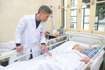 Bệnh viện Việt Đức phẫu thuật thành công thay khớp háng bán phần cho 2 cụ bà 105 tuổi và 97 tuổi