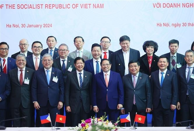 Thủ tướng Phạm Minh Chính và Tổng thống Philippines Ferdinand Marcos Jr. cùng doanh nghiệp hai nước. Ảnh: Dương Giang/TTXVN