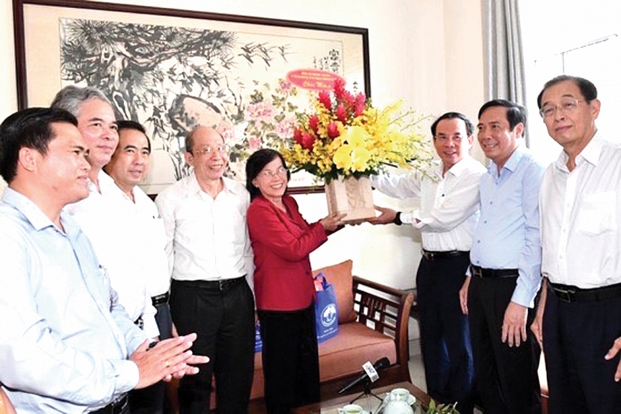 Bí thư Thành ủy Nguyễn Văn Nên cùng lãnh đạo Hội NCT Việt Nam thăm, chúc mừng NCT tiêu biểu của TP Hồ Chí Minh.
