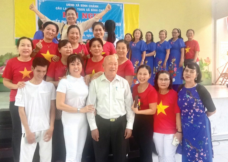 Ông Võ Hoàng Thu, Phó trưởng Ban Đại diện Hội NCT huyện Bình Chánh cùng Đội thể dục dưỡng sinh của huyện. 