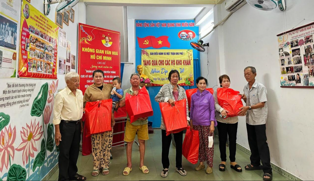 Quận Tân Phú, TP. Hồ Chí Minh: Chung tay chăm lo Tết cho NCT, hộ khó khăn
