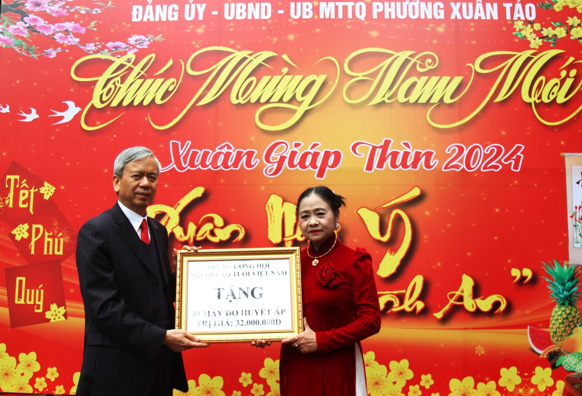 Phó Chủ tịch Phan Văn Hùng trao tặng 40 máy đo huyết áp của nhà tài trợ KingSport cho NCT phường Xuân Tảo