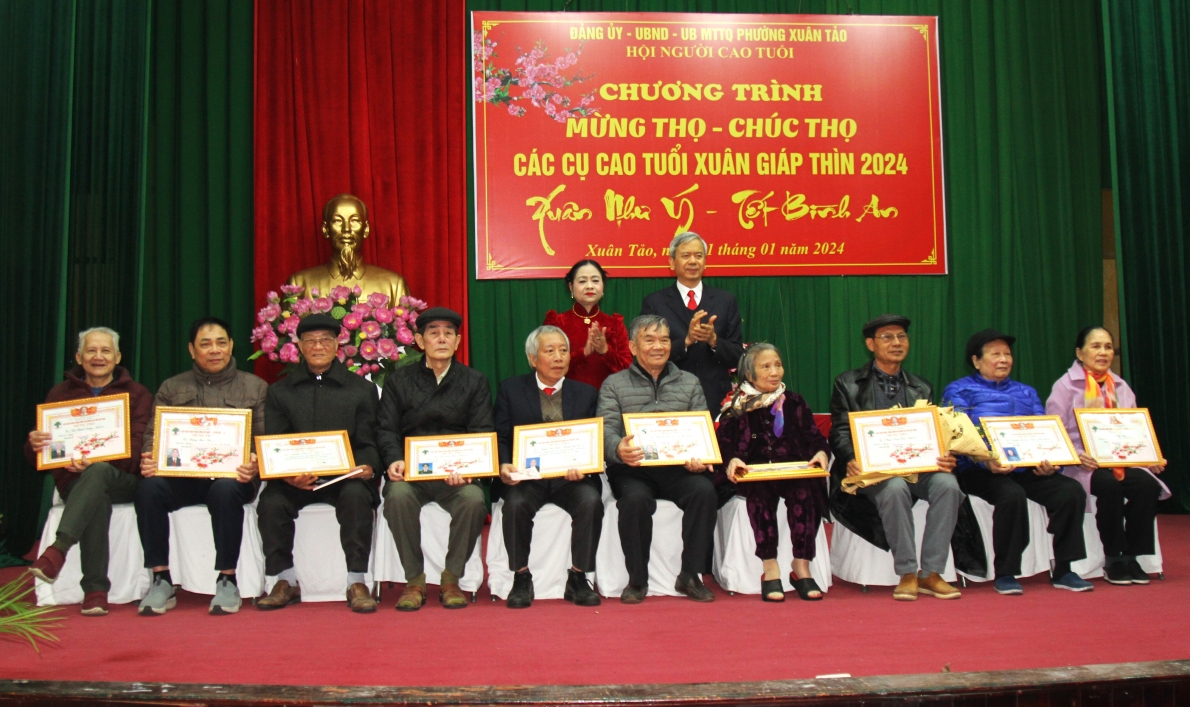 Phó Chủ tịch Phan Văn Hùng và lãnh đạo Hội NCT phường Xuân Tảo trao Bằng mừng thọ và quà cho NCT