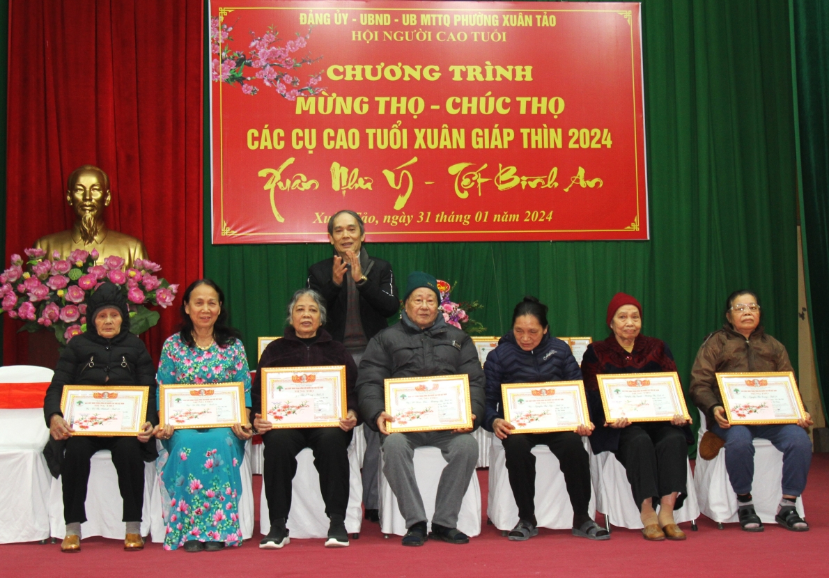 Ông Chung Văn Bình trao Bằng mừng thọ và quà cho NCT phường Xuân Tảo, quận Bắc Từ Liêm, TP Hà Nội