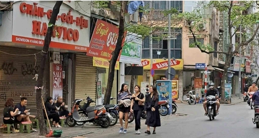 Vỉa hè, người đi bộ - chuyện nhiều tập!