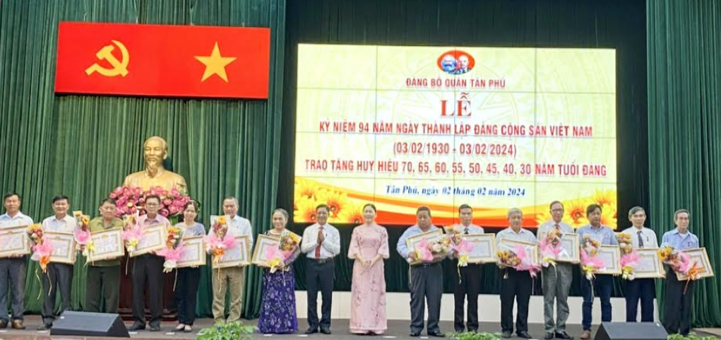 Quận Tân Phú,TP.Hồ Chí Minh: Trao Huy hiệu Đảng cho 136 đảng viên đợt 3/2