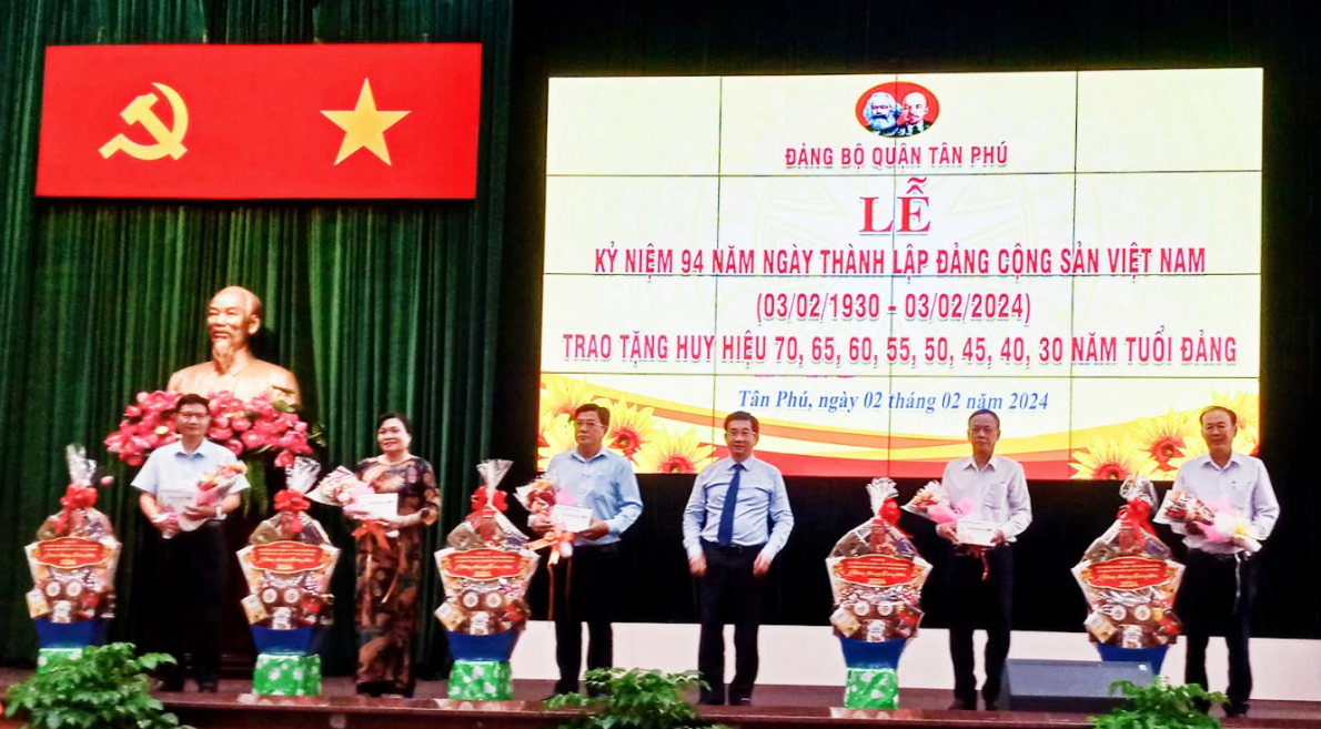 Quận Tân Phú,TP.Hồ Chí Minh: Trao Huy hiệu Đảng cho 136 đảng viên đợt 3/2