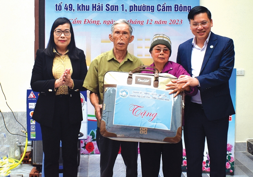 Lãnh đạo TP Cẩm Phả trao nhà cho ông Lê Văn Nhân, NCT khuyết tật phường Cẩm Đông