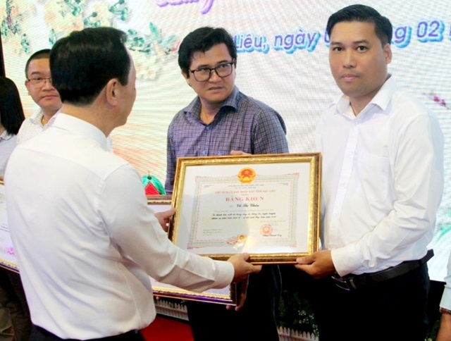 Ông Phạm Văn Thiều, Chủ tịch UBND tỉnh, tặng Bằng khen cho nhà báo Thạch Bình phóng viên Tạp chí Người cao tuổi có nhiều thành tích xuất sắc trong công tác tuyên truyền phục vụ cho sự phát triển kinh tế - xã hội của tỉnh Bạc Liêu năm 2023.