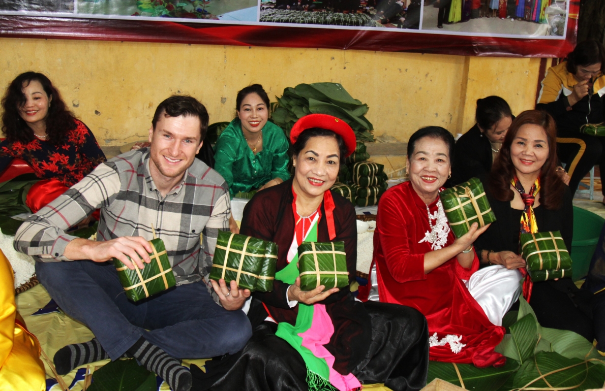 CLB LTHTGN phường Khương Đình giới thiệu Tết cổ truyền và bánh chưng Tết cho thầy trò Trường Quốc tế