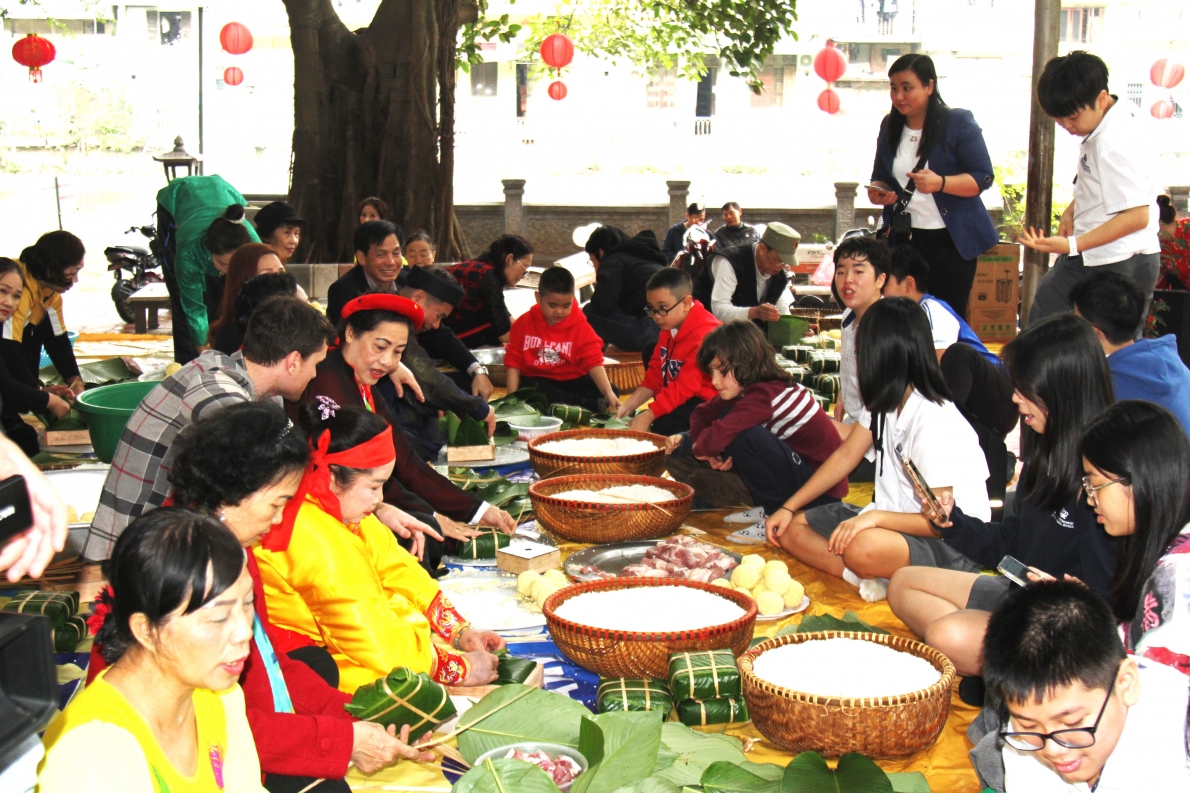 NCT hướng dẫn các cháu học sinh cùng gói bánh chưng Tết