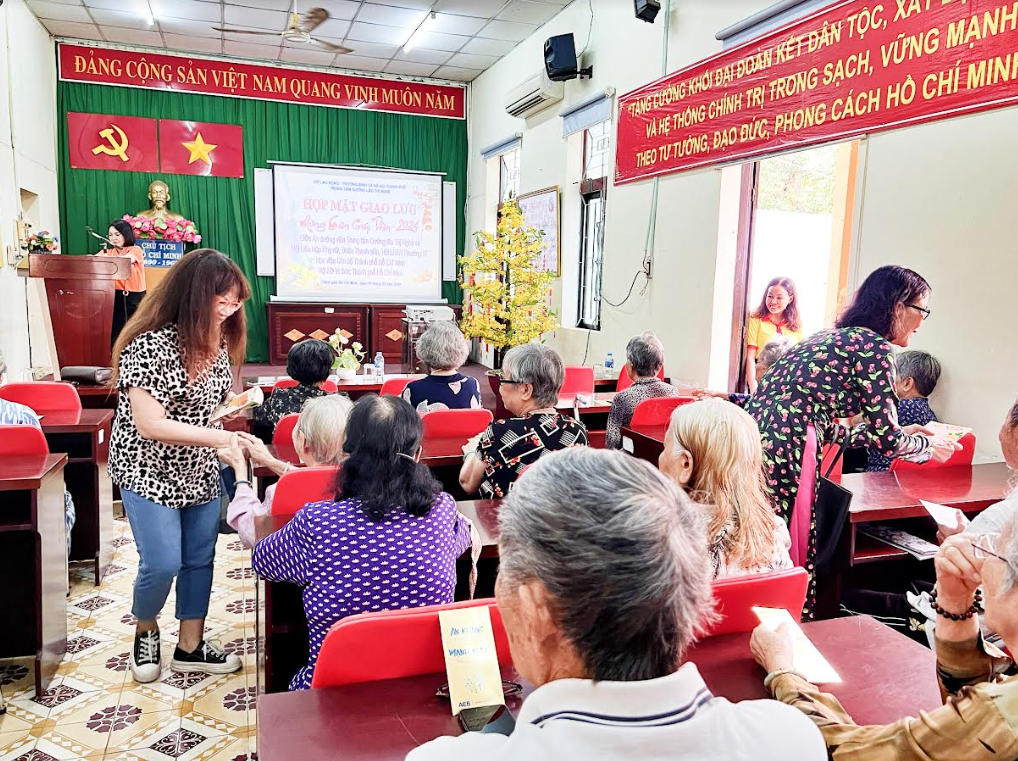 TP. Hồ Chí Minh: Tặng qùa người cao tuổi ở Trung tâm Dưỡng lão Thị Nghè