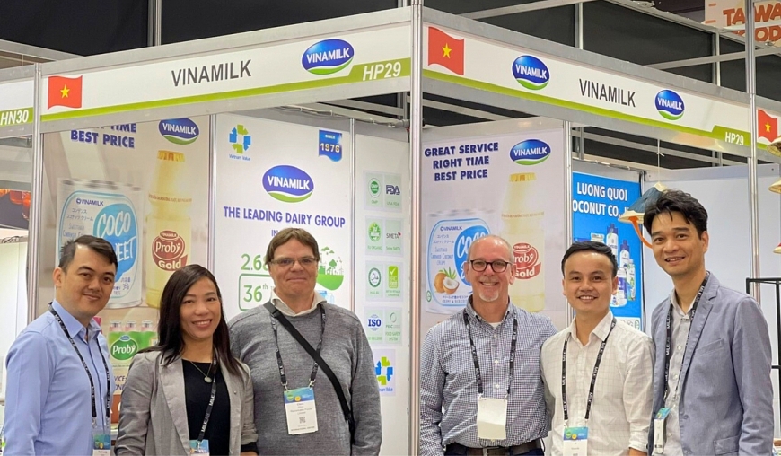 Võ Thành Vin (thứ 2 từ phải sang) cùng đội ngũ kinh doanh quốc tế và các đối tác tham dự hội chợ Fine Food Australia tại Melbourne vào tháng 9/2022