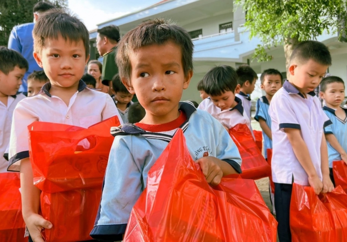 Thăm và tặng quà Tết cho học sinh nghèo và các gia đình khó khăn
