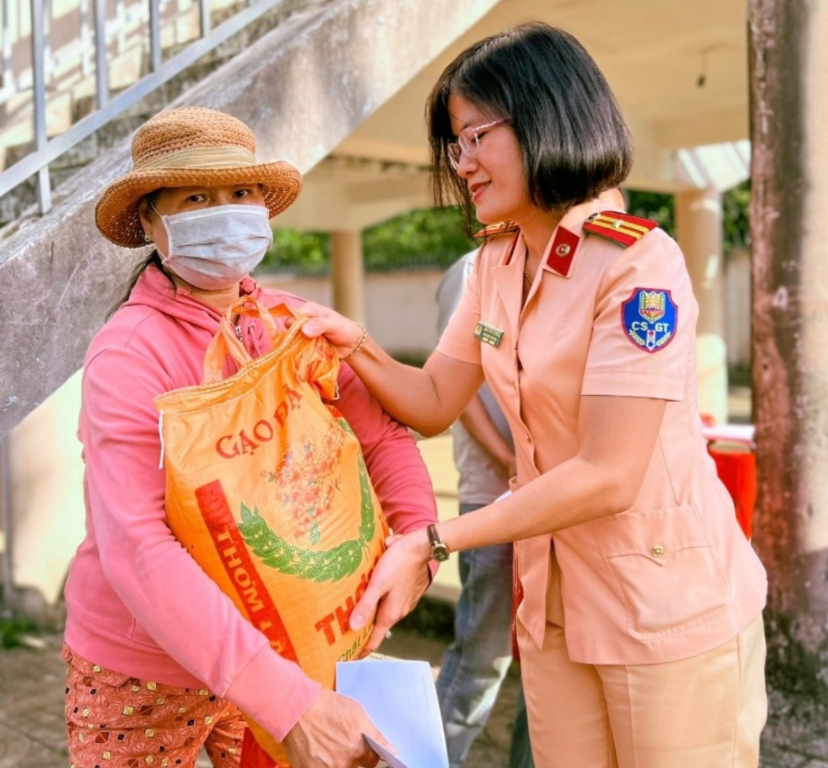 Thăm và tặng quà Tết cho học sinh nghèo và các gia đình khó khăn