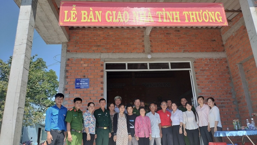 Lễ bàn giao nhà tình thương cho bà Trương Thị Hạnh.