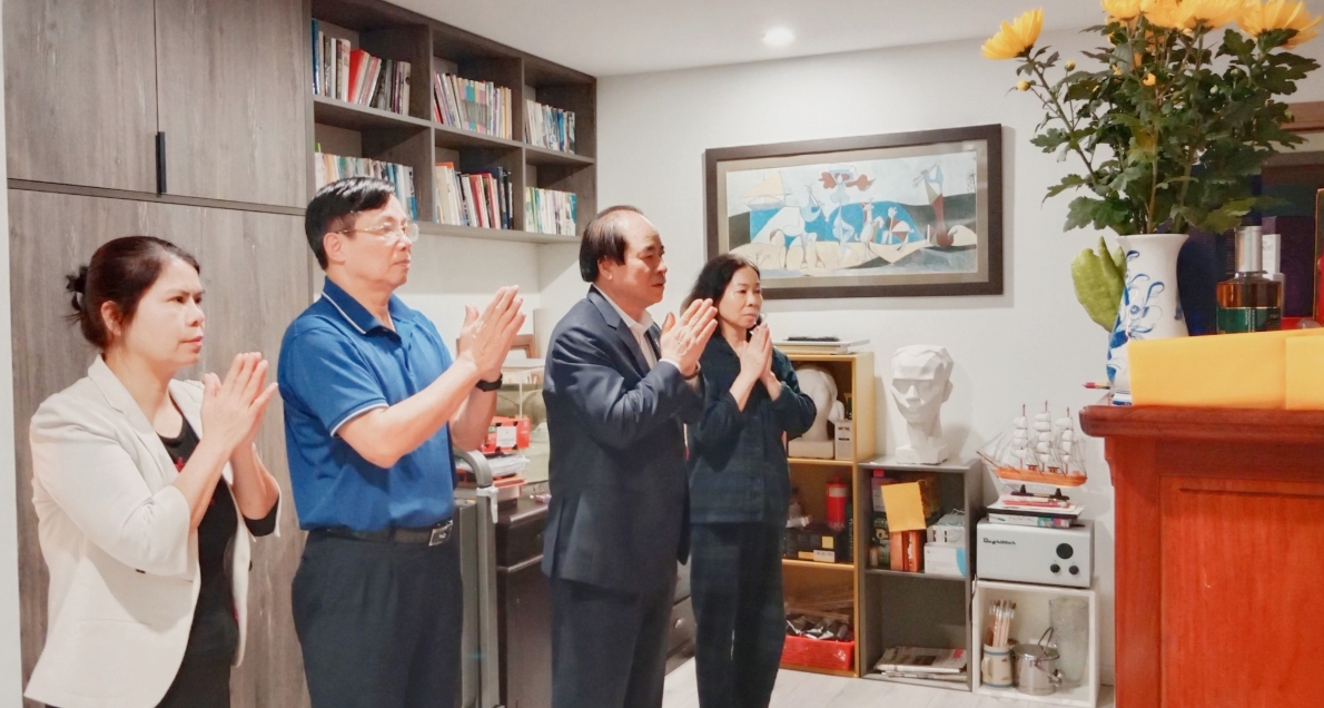 Dâng hương tưởng nhớ các đồng chí nguyên Chủ tịch Hội NCT Việt Nam