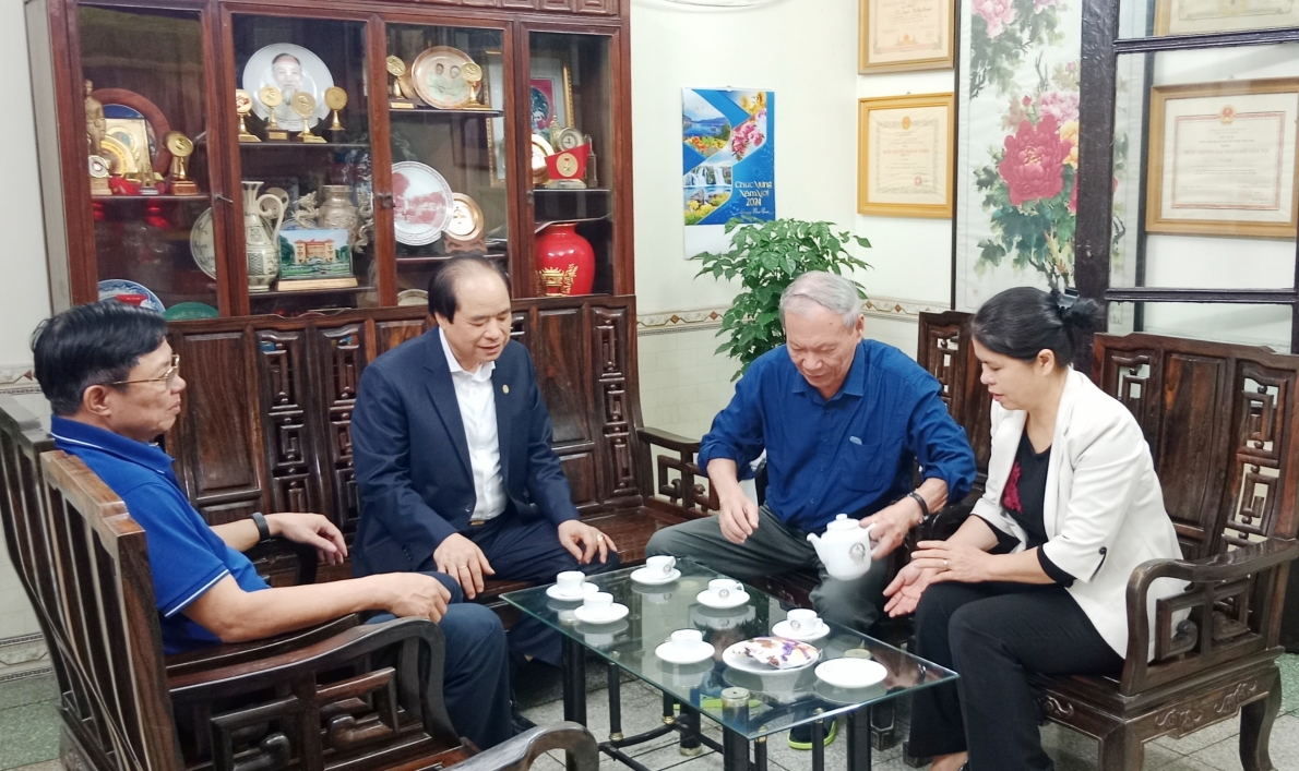 Dâng hương tưởng nhớ các đồng chí nguyên Chủ tịch Hội NCT Việt Nam