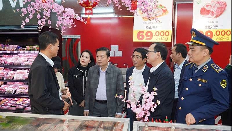 Lãnh đạo tỉnh Nghệ An kiểm tra thị trường hàng hóa dịp tết Nguyên đán.