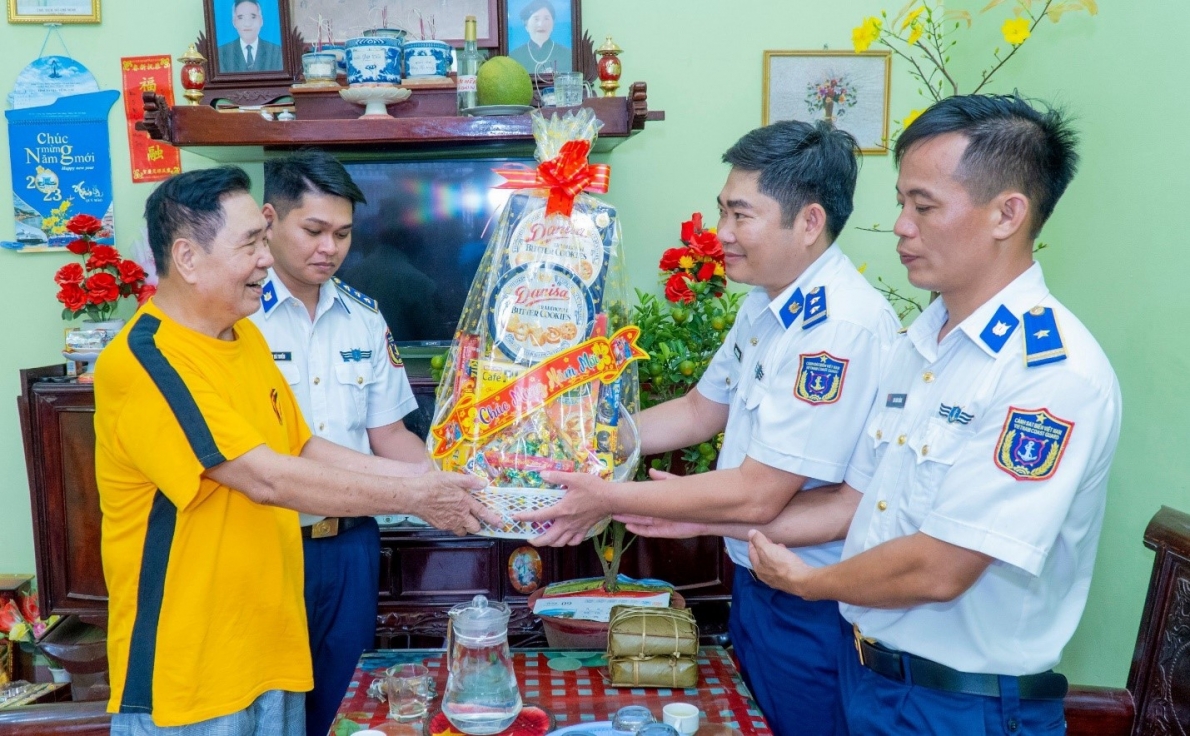 Bộ Tư lệnh Vùng Cảnh sát biển 3: Sẻ chia Tết ấm áp đến người nghèo khó