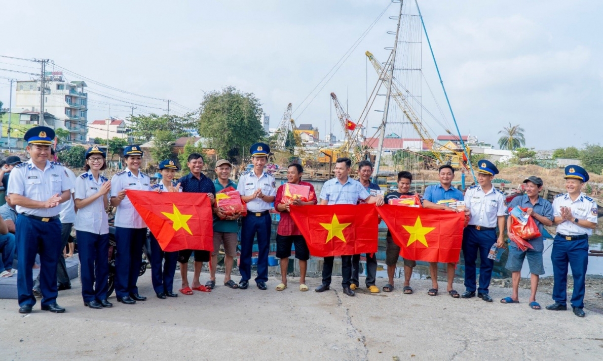 Bộ Tư lệnh Vùng Cảnh sát biển 3: Sẻ chia Tết ấm áp đến người nghèo khó