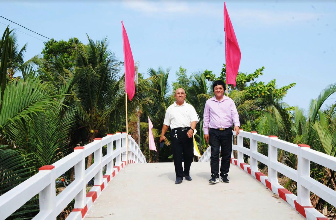 Khánh thành cầu Đình Đức Hòa và tặng quà người cao tuổi