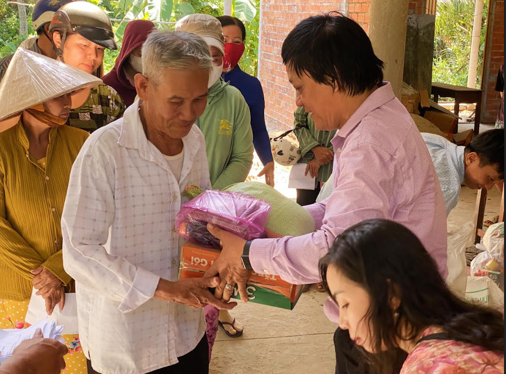 Khánh thành cầu Đình Đức Hòa và tặng quà người cao tuổi