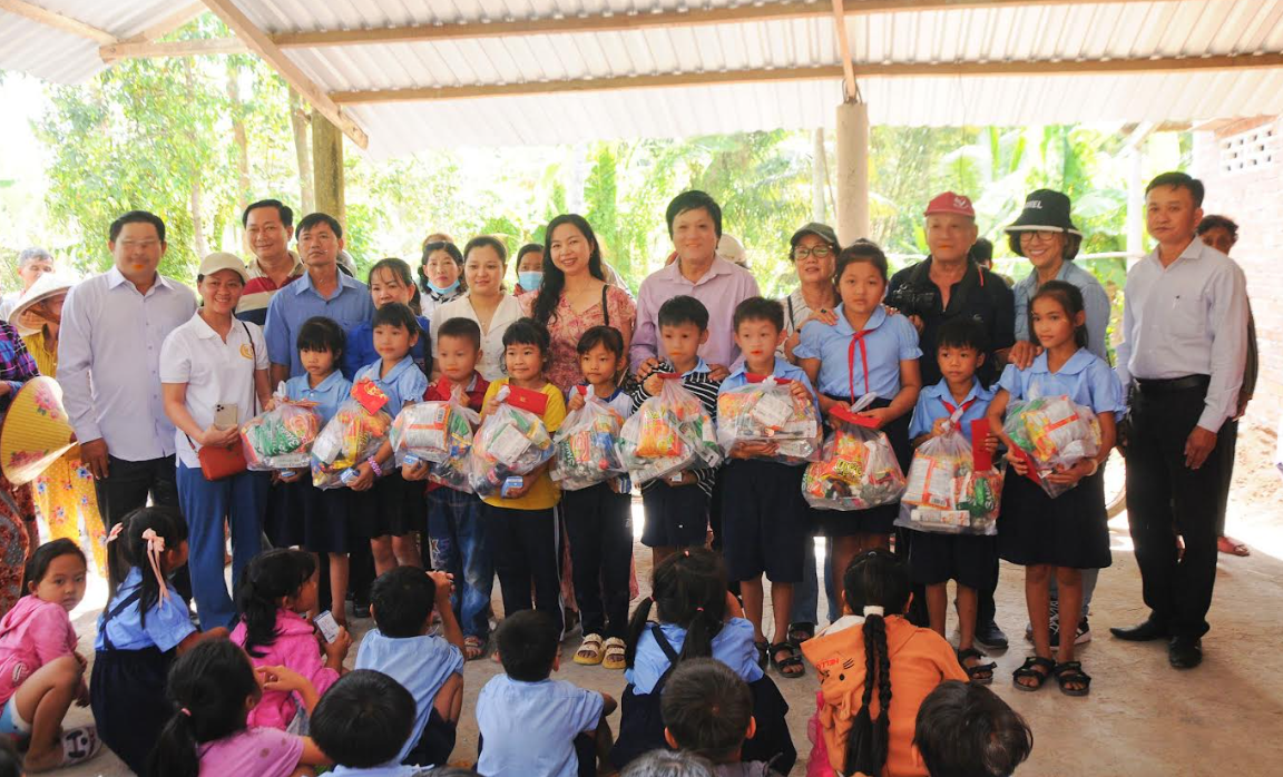 Khánh thành cầu Đình Đức Hòa và tặng quà người cao tuổi