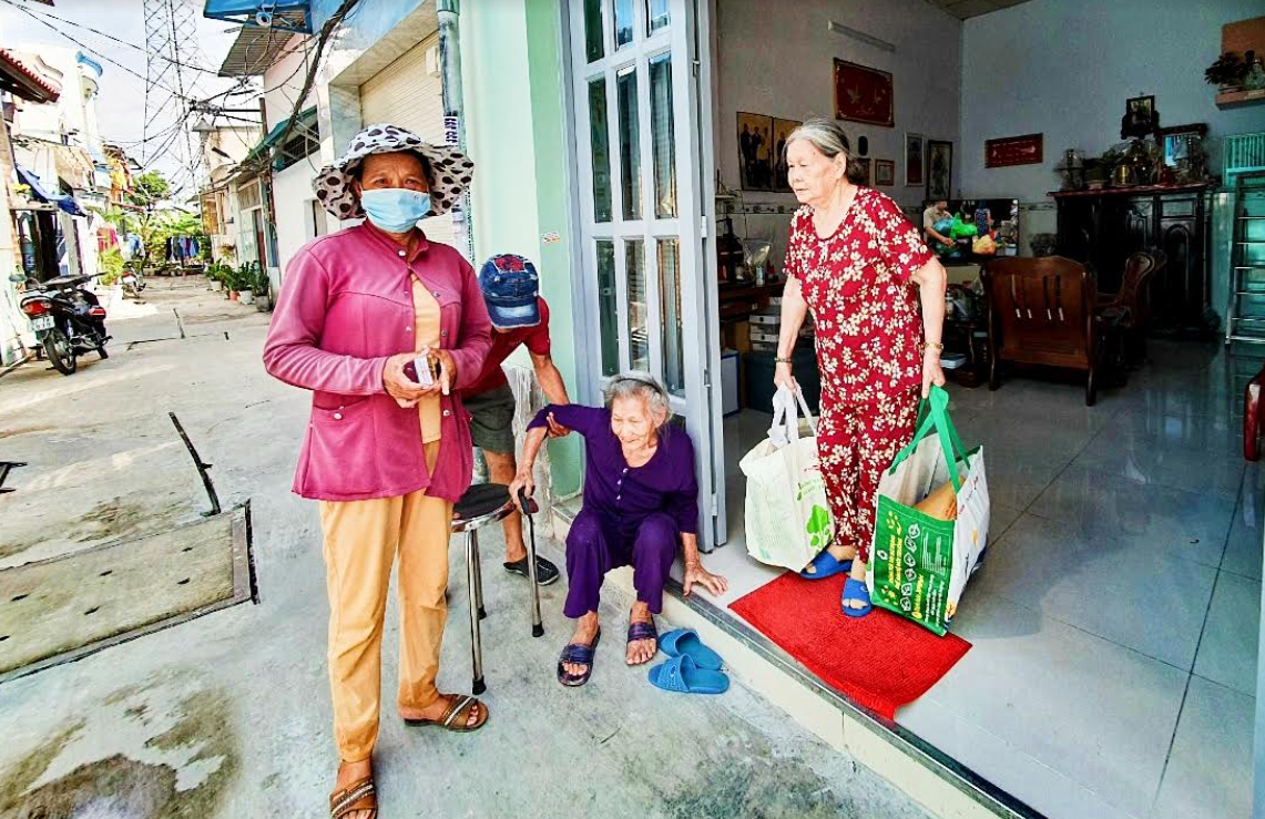 TP. Hồ Chí Minh: Cụ bà 84 tuổi chung tay chăm lo Tết cho người nghèo